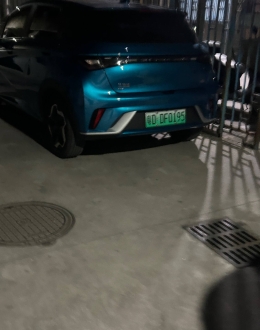 在汕头市大华街道明惠巷的典雅设计对面的巷道，一对男...