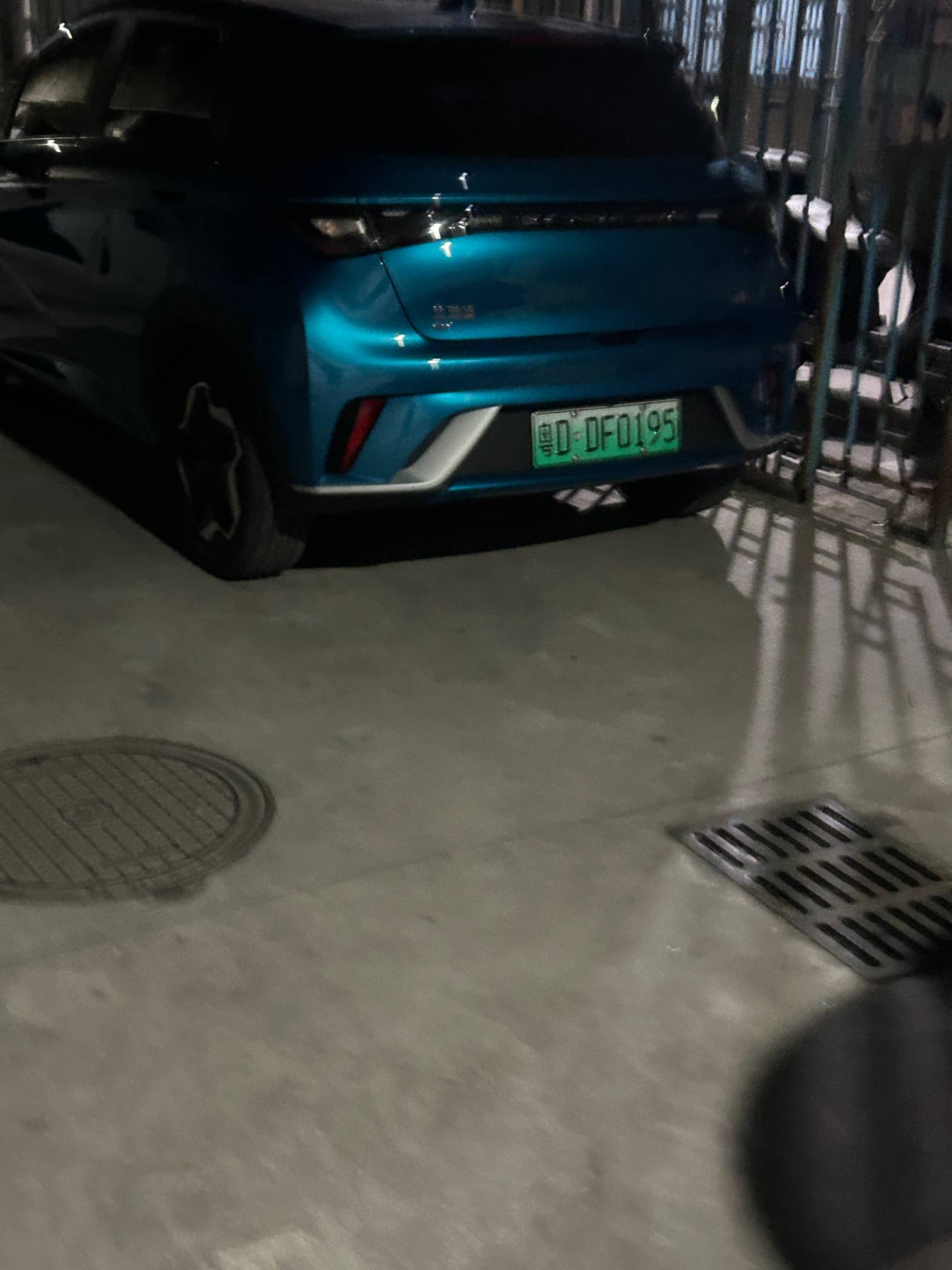 在汕头市大华街道明惠巷的典雅设计对面的巷道，一对男...