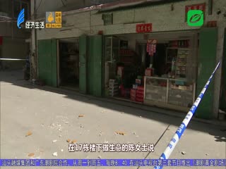 外墙突然剥落 砸中一小汽车
