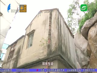 老屋旁有大石 存隐患令人忧
