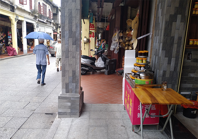 牌坊街骑楼过道被堵 影响旅游体验