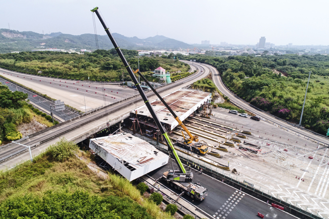 汕汾高速粤闽站首跨雨棚落架