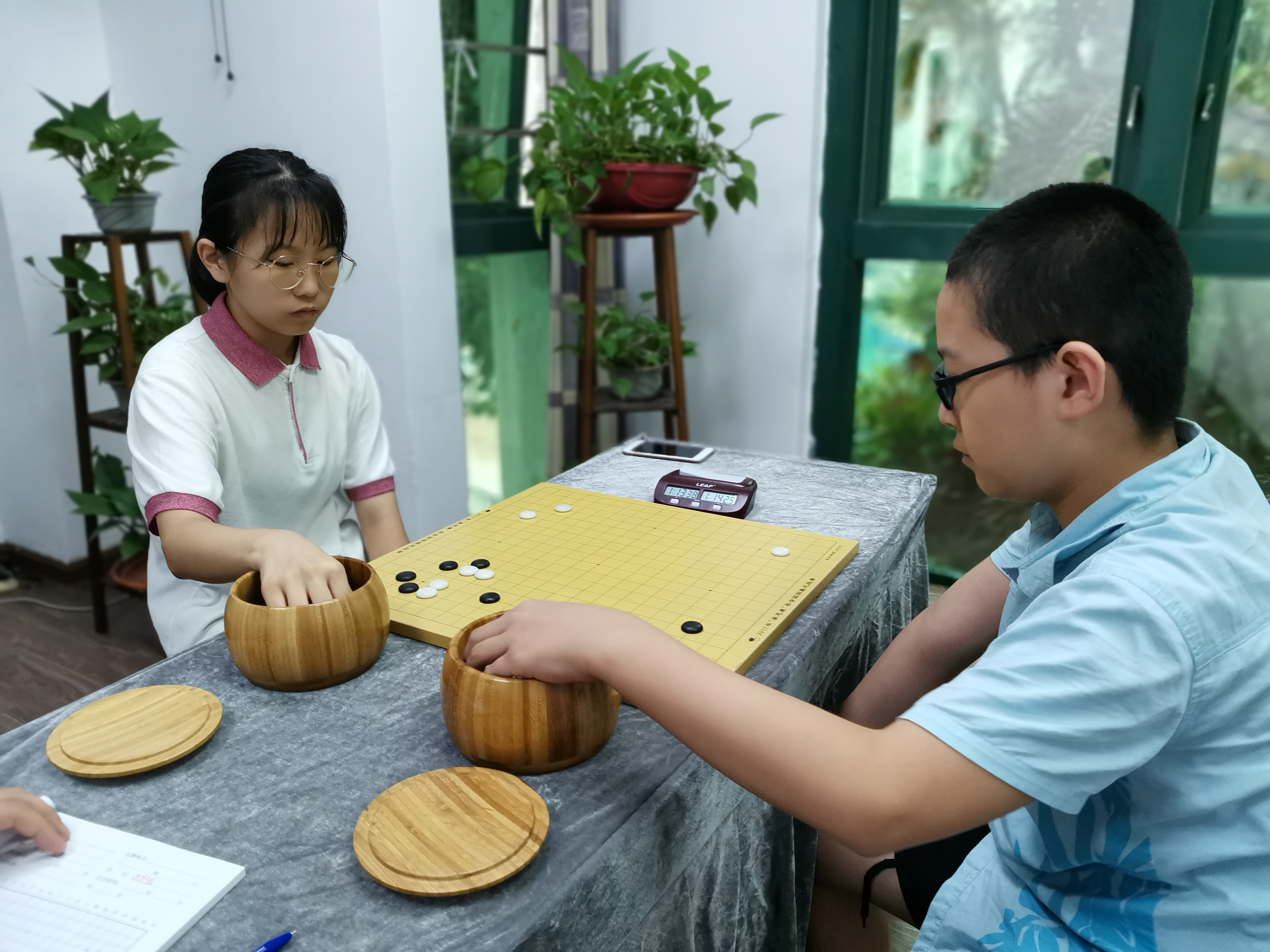 潮汕少年围棋擂台赛继续进行，汕头女将康元思含止步4连胜