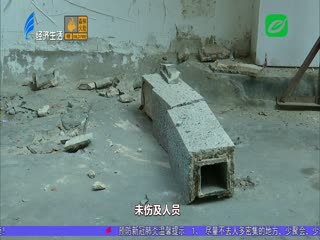 雨水管断落 砸中小汽车