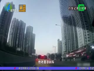 “蛇形”驾驶来别车 如此“路怒”实不该