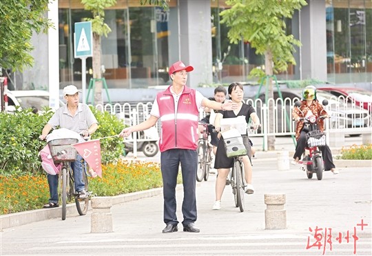 干群同是志愿者 文明出行齐参与