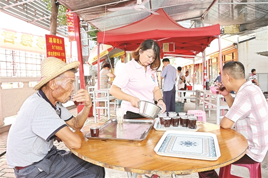 免费送凉茶 解暑更贴心