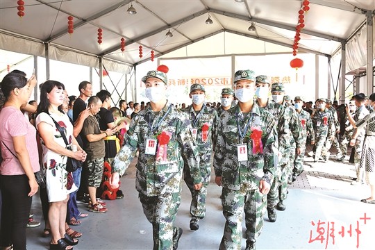 今年首批135名新兵奔赴军营