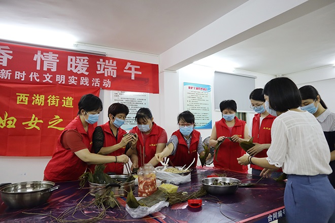 “爱心粽”传递节日温暖