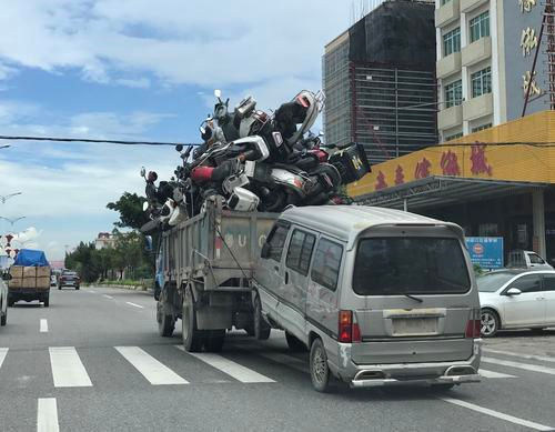危险！一车拖多车上路