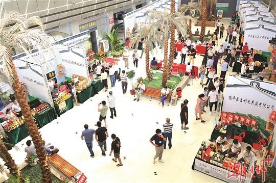 开展首天迎来众多“尝客”