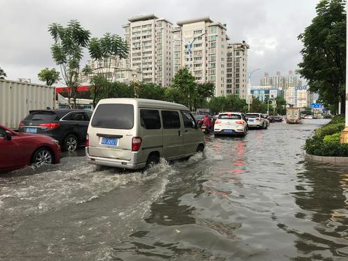 暴雨来袭市区多路段积水