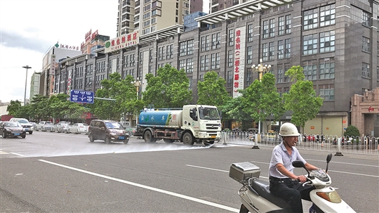 市民吐槽洒水车洒水溅湿路人