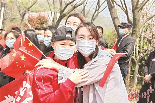 庆幸自己能披上白色战袍为人民而战