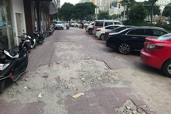 人行道变机动车道 步道砖支离破碎