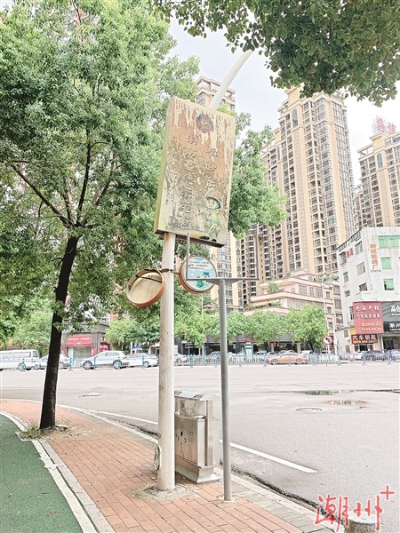 市区奎元路：  公益广告灯箱破损