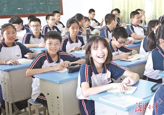 开学首日忙而有序 “第一课”丰富多彩