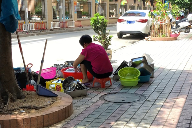 校外午托机构将人行道当“洗碗间”