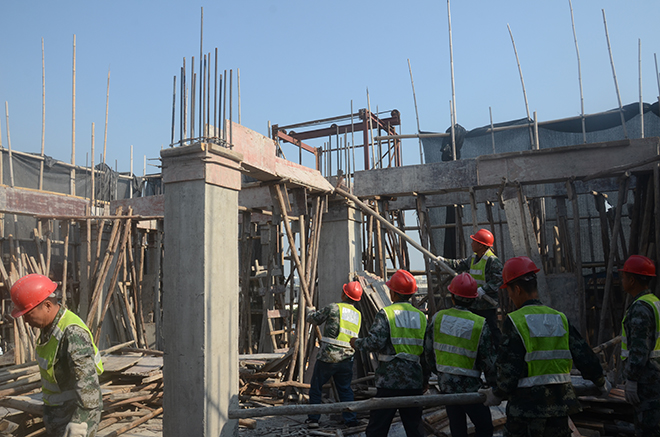 城西街道两处违建楼房被强制整改