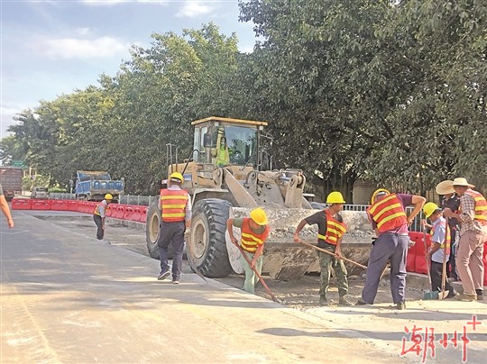 右幅路段开始路面修补