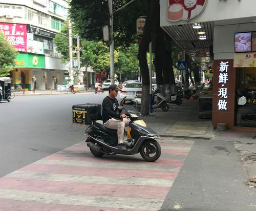 外卖小哥“任性”骑行该治一治