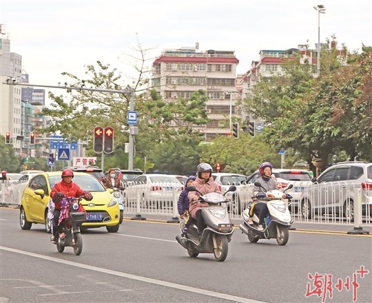 气温降低市民添衣御寒