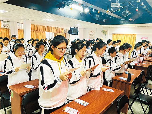 “法律进校园”暨宪法宣传日主题活动走进海棠中学