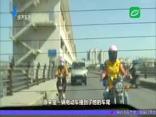 边驾车边看手机 发生追尾仍不改