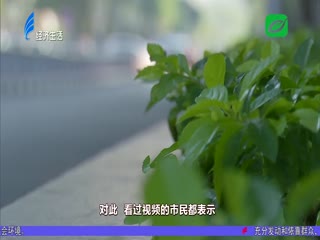 路上两外卖小哥 驾车嬉戏险象生