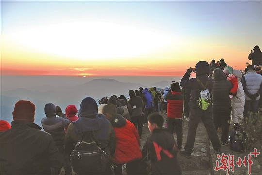 登凤凰山迎新年第一缕曙光