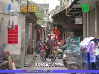 小车冲撞旧商铺 所幸无人员伤亡