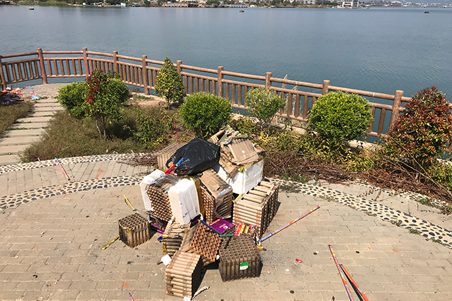 可恶！美丽东厢堤成垃圾场！