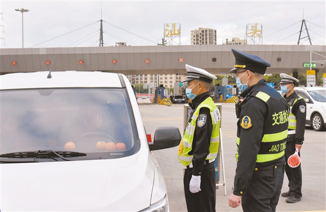 汕头高速公路交警节日坚守岗位