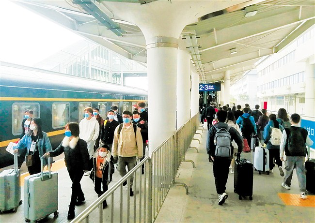 我市昨天迎来返程客流高峰