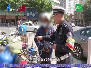 摩托车超载 交警作查处