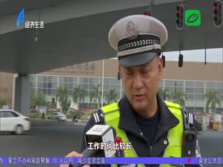 民警“拐着脚”下班 坚守岗位受点赞