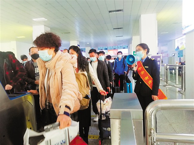 汕头火车站为旅客营造温馨候乘环境