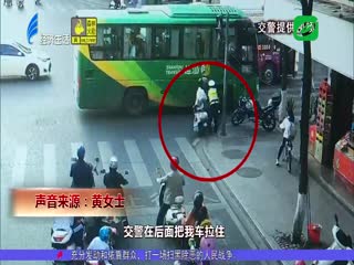 摩托失控险酿祸 民警及时伸援手