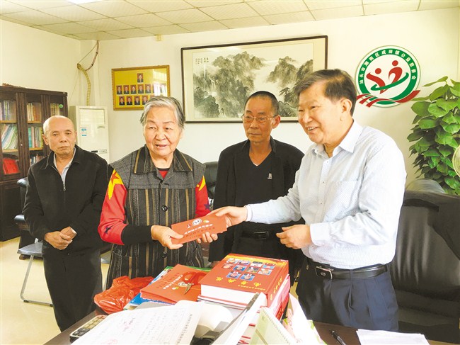 凭人格魅力募集善款逾亿元