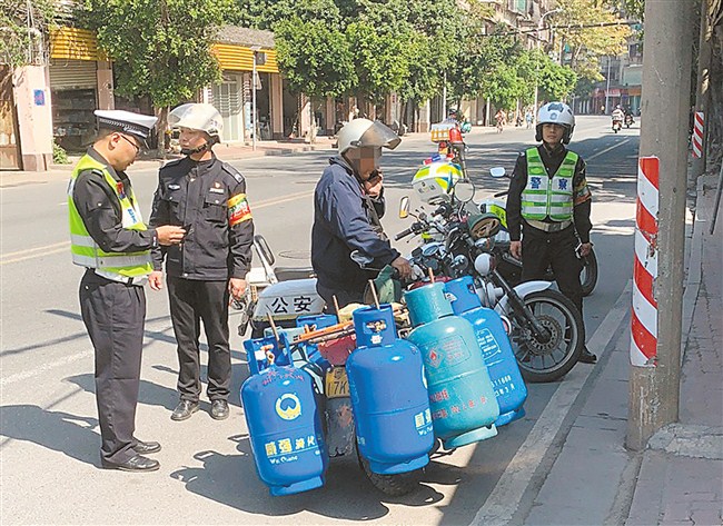 严查摩托车搭载气瓶