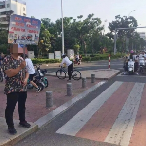 交警部门持续推行举牌劝导,全力维护交通秩序