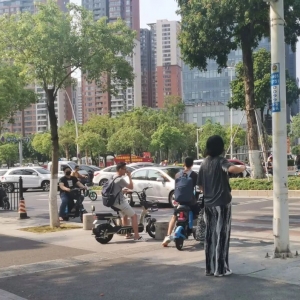 斑马线任性“避晒”机动车“进退不得”,面对如此行为,市民建议……