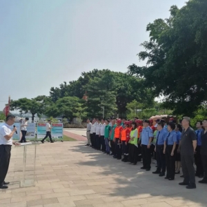龙湖法院联合有关职能部门举办“坚持人水和谐 建设生态文明”环保宣...