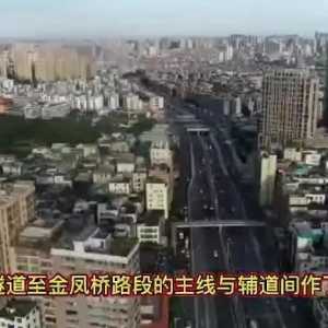 黄河路高架桥试通车后,这个匝道经常拥堵,市民盼优化