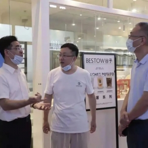 龙湖区委主要领导到疫苗接种点指导工作