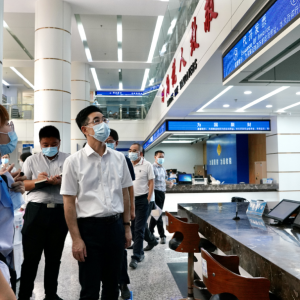 稳定与发展两手抓两手硬——龙湖区委主要领导赴区税务局、公安分局...