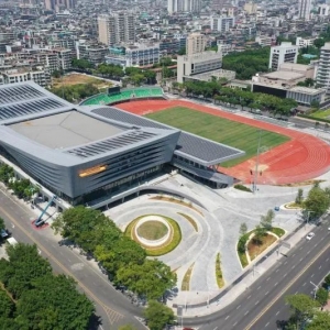 市人民体育场田径场于9月1日开始试运行