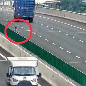 惊险!一男子竟行走在高速公路超车道上……