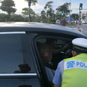 八旬老人独自出门迷路,幸遇蜀黍施援手......