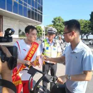 【每周道路交通简报】奥运冠军谢思埸以一名志愿者身份维护交通安全